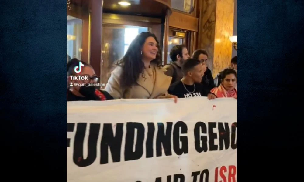 Μπάιντεν: Εισβολή διαδηλωτών στο ξενοδοχείο όπου ήταν – Ζητούν κατάπαυση του πυρός στη Γάζα (βίντεο)
